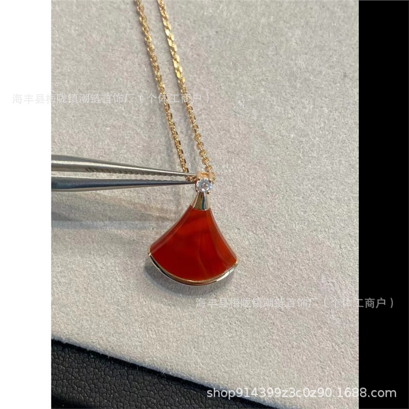 V金の小さいスカートのネックレスの女性の扇子の白い貝の母は18kのバラの金の扇形の玉髄のペンダントの鎖の代行をめっきします。
