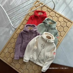 KL客龍は同じタイプのカシミヤの女性タイプの屋外保温運動コートをつかんで羊の小毛のジャケットをキャンプします。