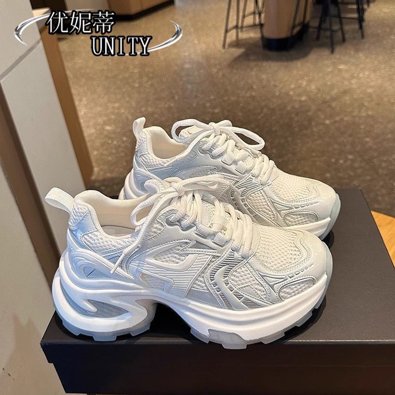 Zapatos de altura de fondo grueso para padres y mujeres 2024 otoño nuevos zapatos de deporte casuales de moda transpirables rojos en la calle