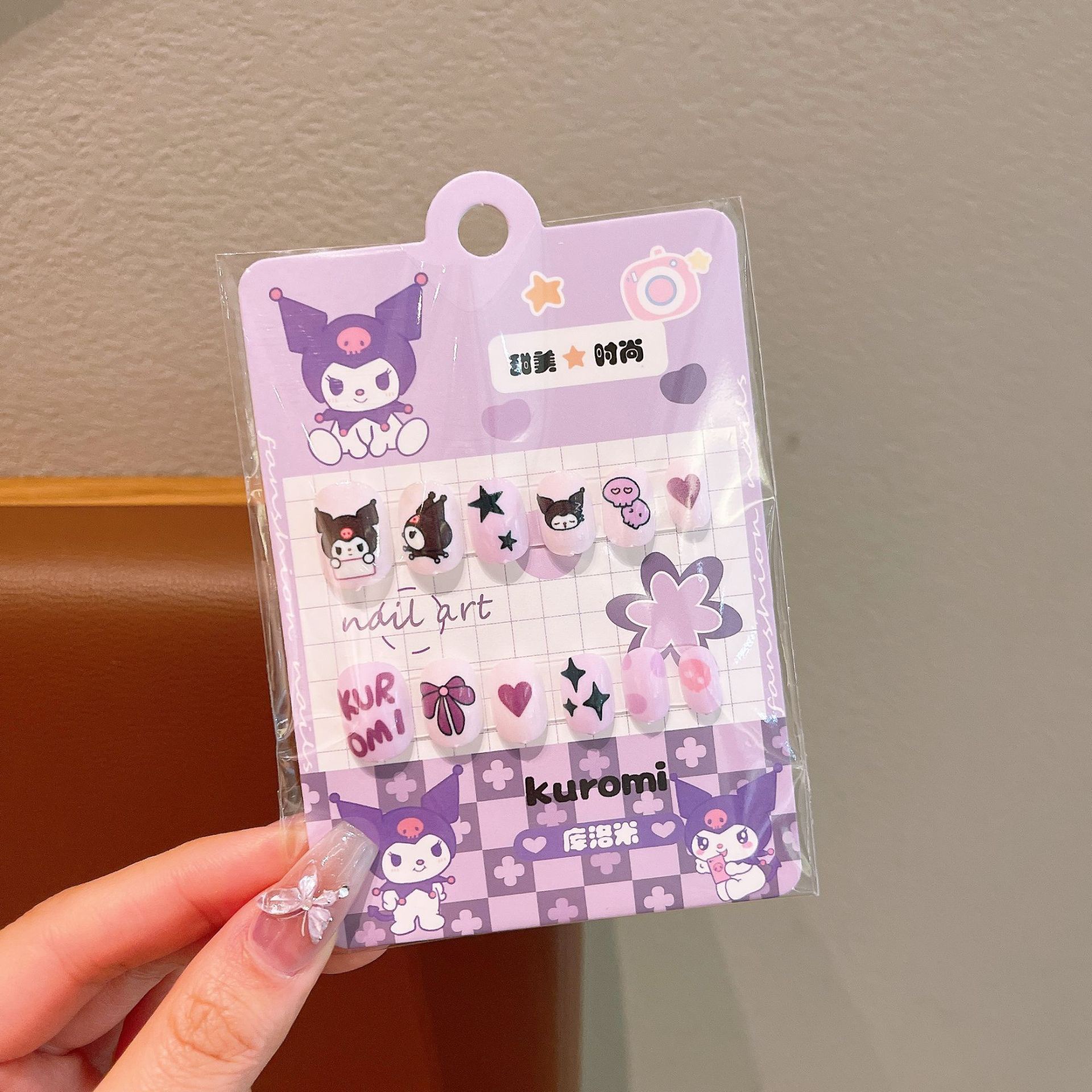 Uñas postizas Kuromi para niños en caja, lindas pegatinas de uñas removibles para niñas, pegatinas de uñas exquisitas de dibujos animados.