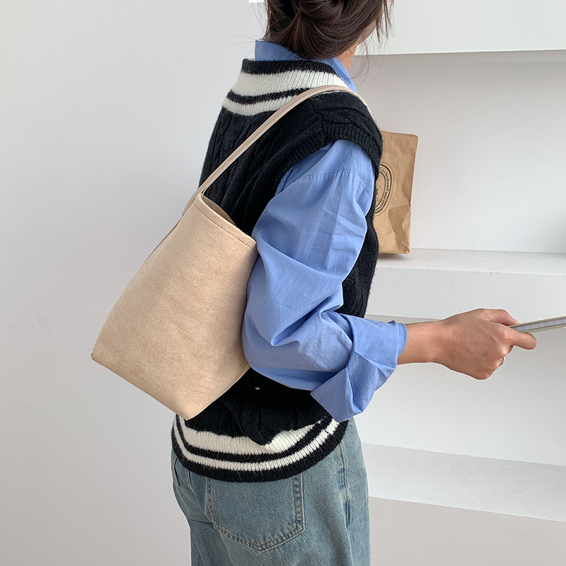 New bucket women, simple suede handbag, fashionable and versatile plush Arc de Triomphe armpit bag for women_voghion.com