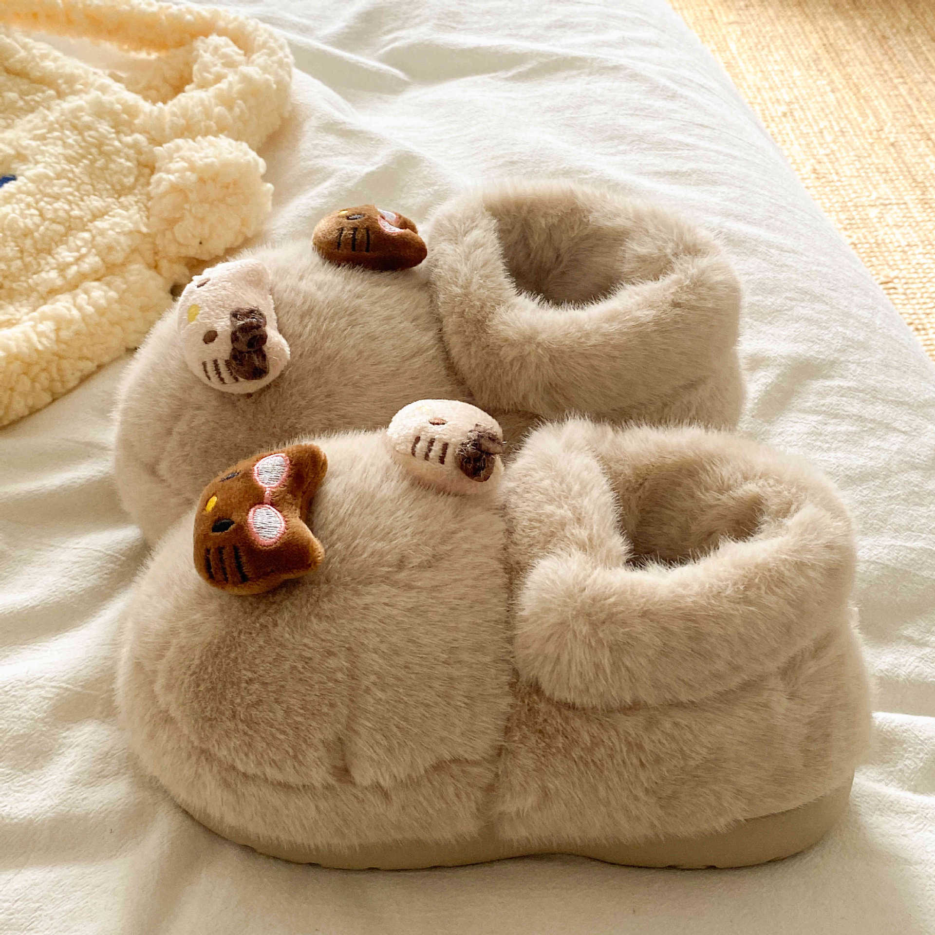 Zapatos de algodón de invierno antideslizantes interiores casuales versátiles 2025 gatos de dibujos animados adorables aumentan la altura de las zapatillas de algodón de lana gruesa