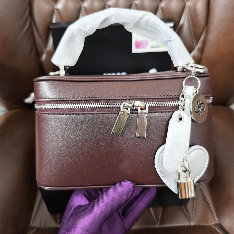 2026 Trendy New Retro Burgundy Leather Handbag and Crossbody Bag for Women with Fashionable Heart-Shaped Pendant Small Square Bag