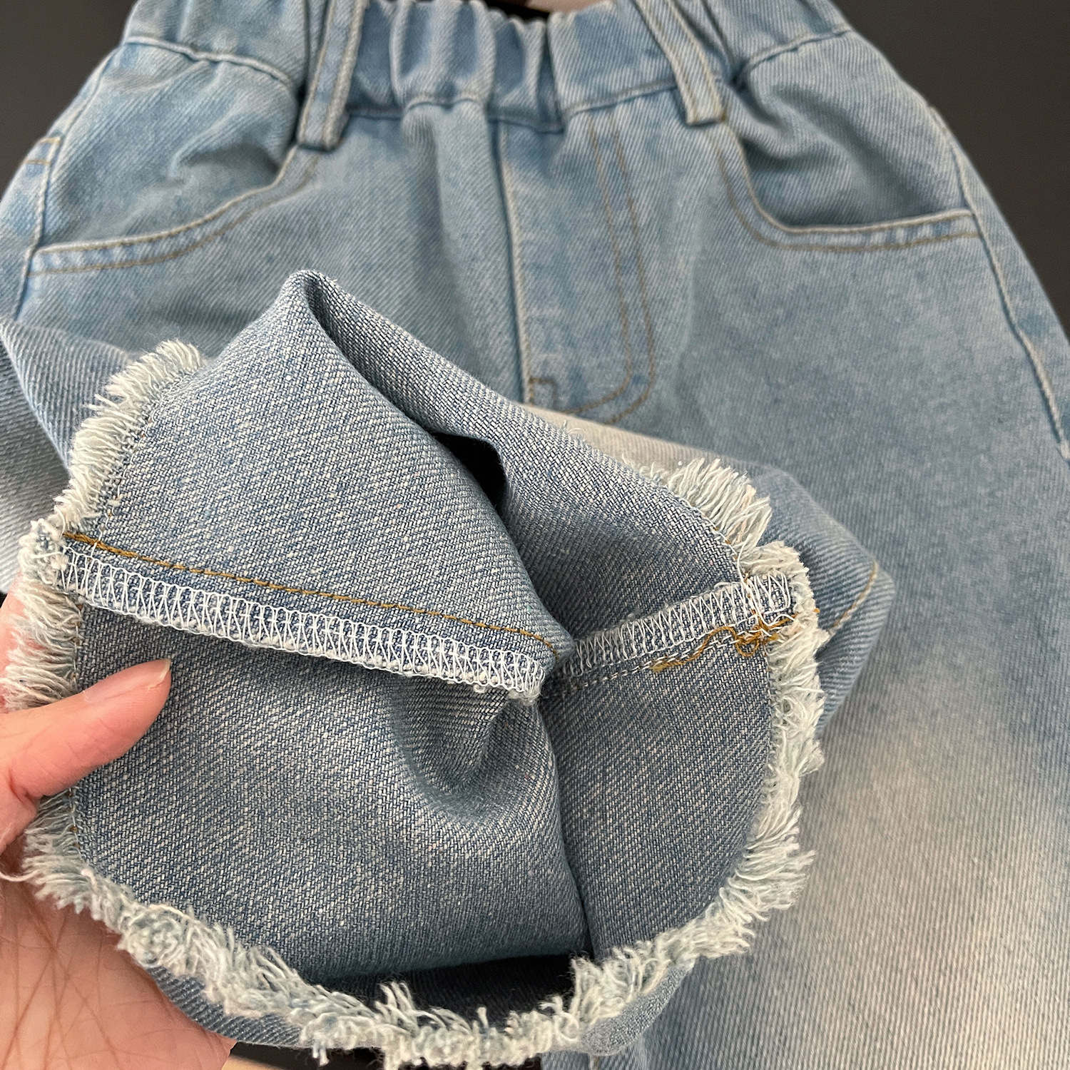 2024 Frühjahr Neues koreanisches Jeans-Set für Mädchen mit unregelmäßigen haarigen Kanten für Mädchen 24025_voghion.com