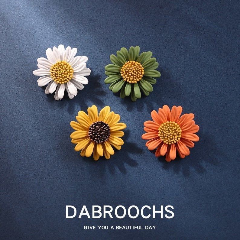 Daisy Brooch Sunflower Collar Needle Sunflower Pin Accessories Niche Chrysanthemum Pin Decorative in stock
