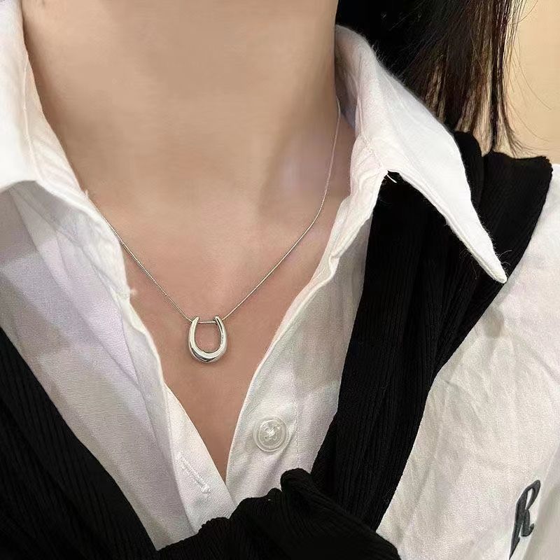 Collana a forma di U in acciaio al titanio dallo stile freddo e indifferente, design di nicchia femminile, ciondolo a ferro di cavallo, lusso leggero,_voghion.com