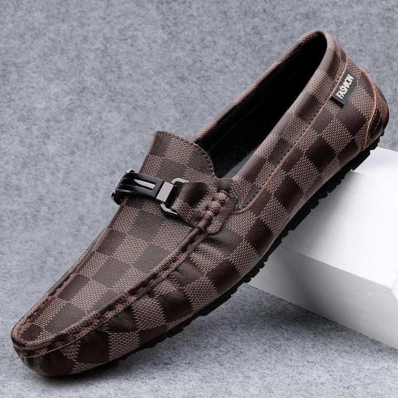 Ajedrez al por mayor y cartas de otoño de moda ventilada antideslizante zapatos Bean zapatos casuales de cuero suave para hombres