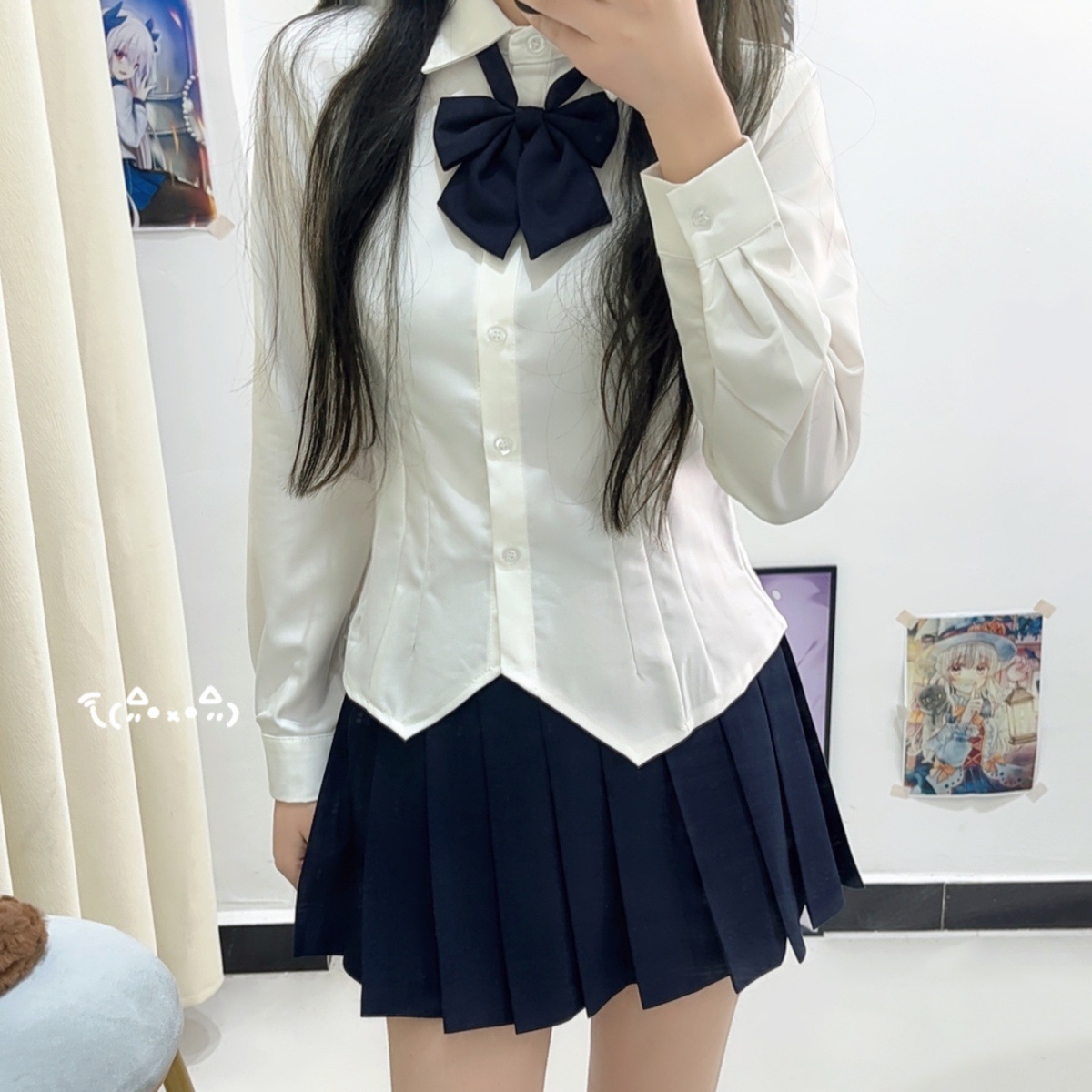 허리가 있는 흰색 셔츠, 긴 소매 + 파란색 넥타이