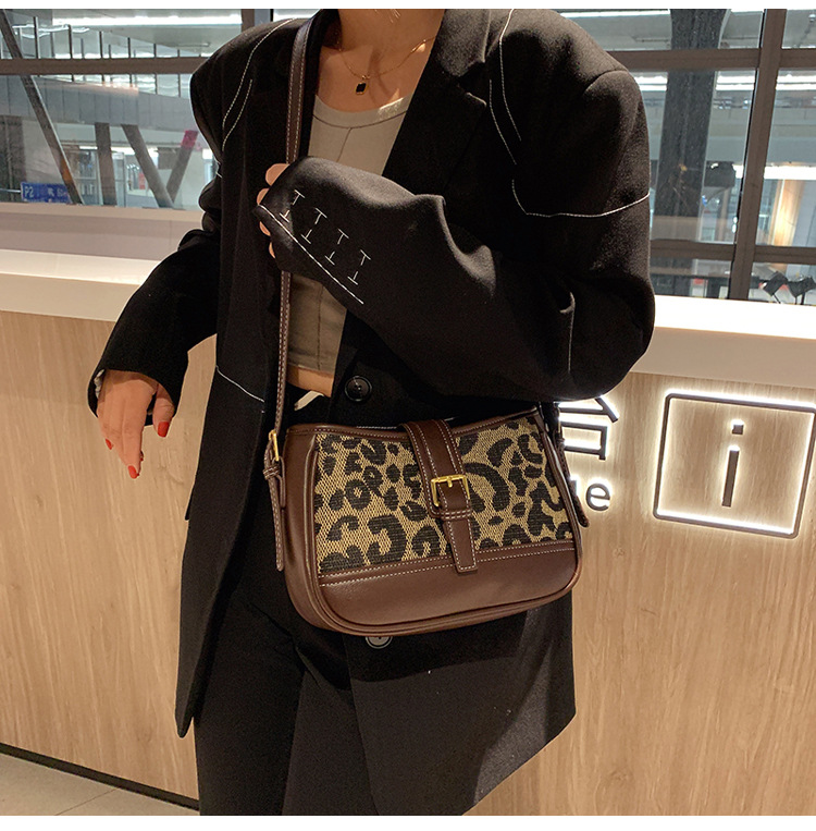 Fashion One-shoulder Handbags 2021 New Autumn And Winter Simple Stitching Leopard Print Underarm Bag display picture 18