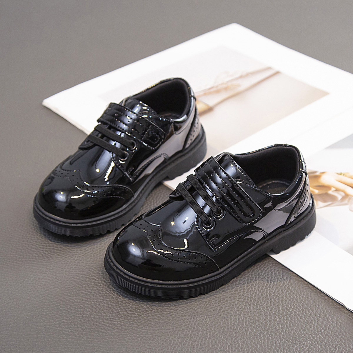 A pair of English style children's campus Oxford leather shoes matte and patent leather materials campus activities group purchase manufacturers d do