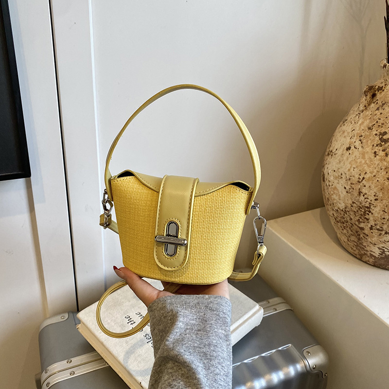 Bolso de hombro para niña de moda, muñeca linda, bolso de bebé colgante, nuevo mini bolso para niños 2025