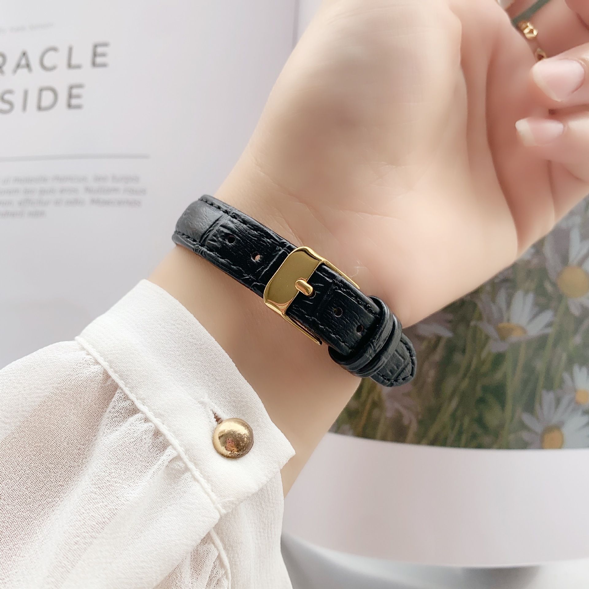 Nuovo piccolo orologio verde di lusso leggero Cintura casual alla moda Orologio da donna Quadrante quadrato Orologio da lavoro Regalo di fascia alta per impiegati e studenti_voghion.com