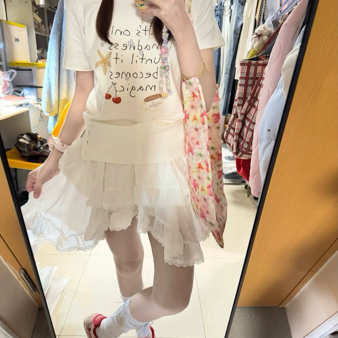 Женская летняя рубашка с косыми плечами и короткими рукавами в корейском стиле с принтом граффити и разрезом по подолу, модный топ для похудения