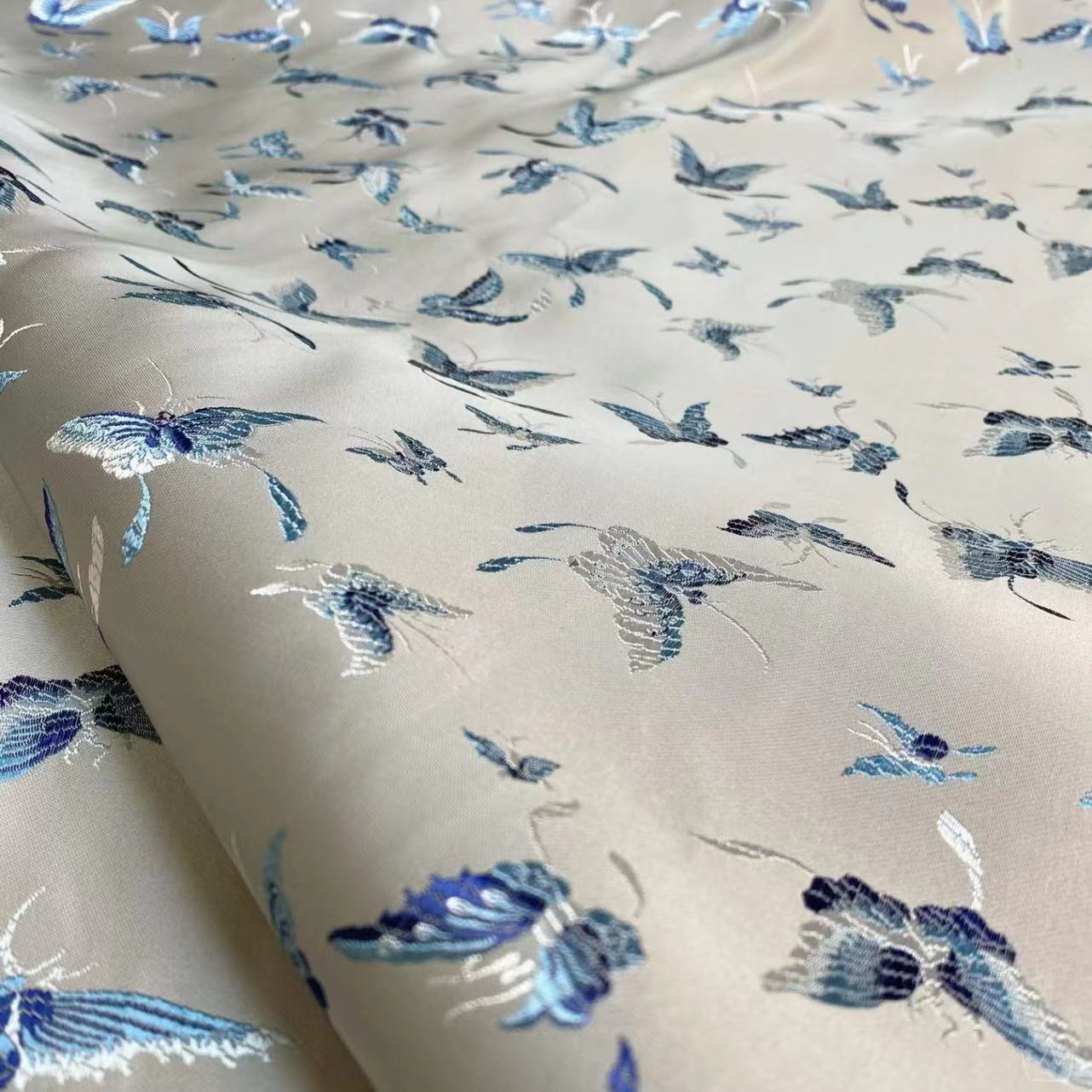 小红书爆款人丝冰蝶提花新款新中式高精密提花面料礼服旗袍面料