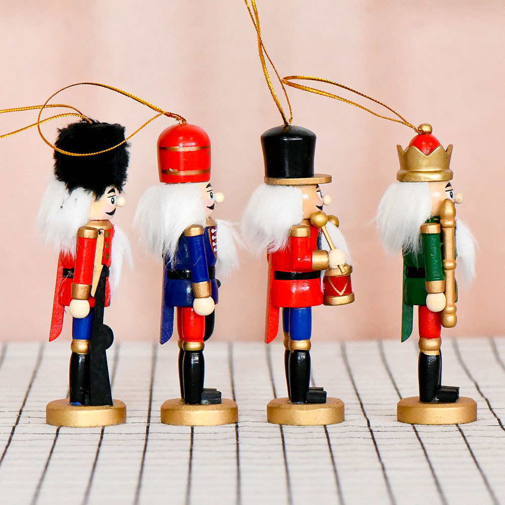 Tráfico fronterizo de madera cascanueces soldados adornos 13cm set cuatro colgantes de árbol de Navidad coloridos marionetas hogar rey