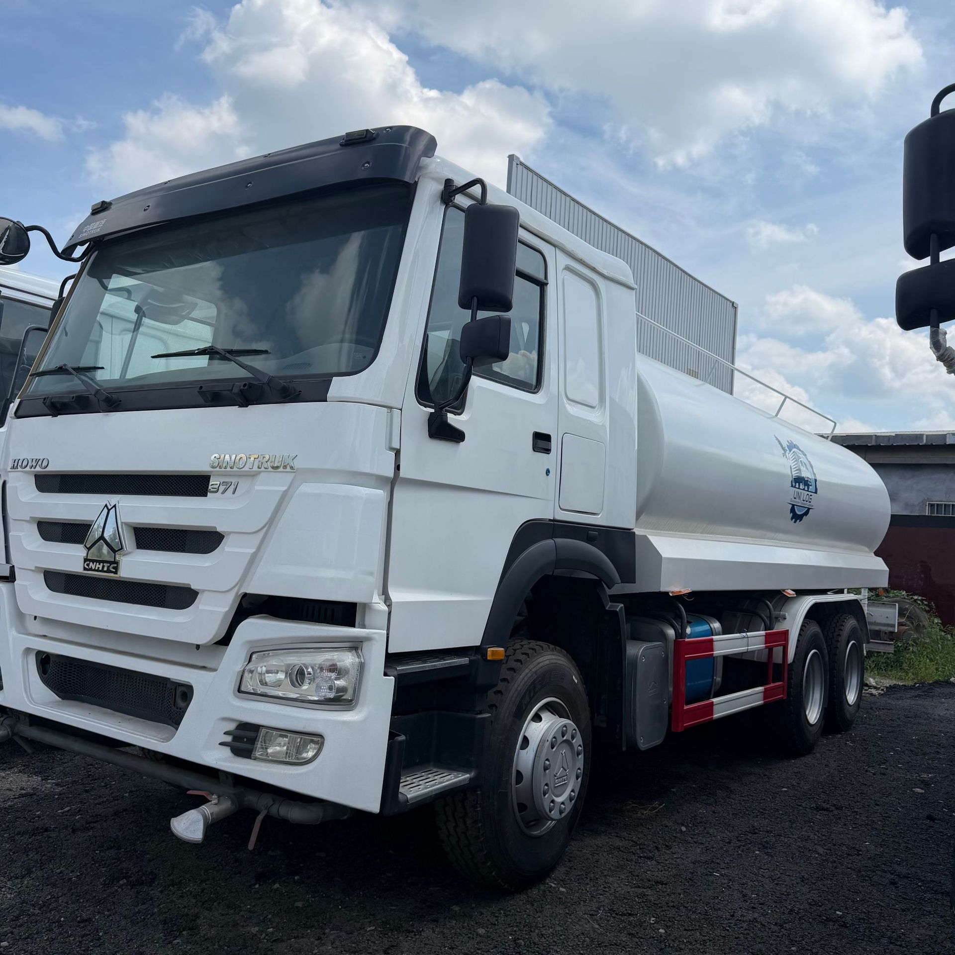 Cross-border Sinotruk HOWO 20-cubic-meter sprinkler truck, water transport truck, 371-horsepower spray truck, dust-reduction and cleaning truck HOWO