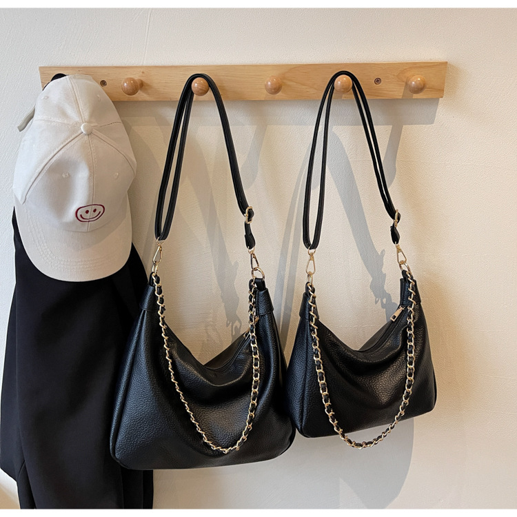 A niche, high-quality, large-capacity chain tote bag for women in the summer of 2025, a versatile and casual crossbody bag for students to commute to school undefined