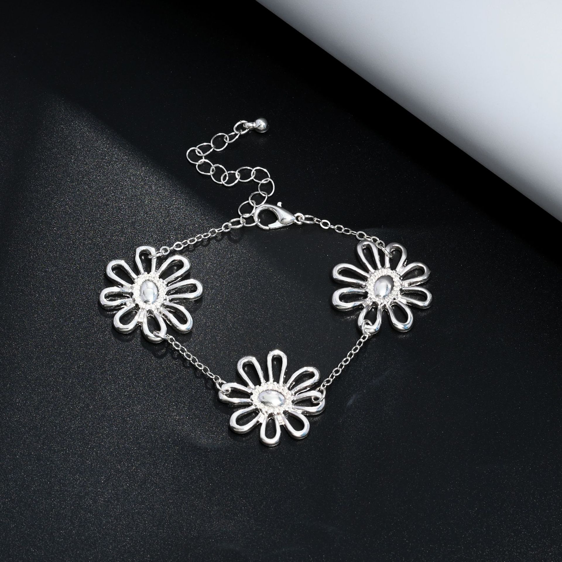 Temperamento transfronterizo europeo y americano único color plateado margarita hueca collar de flores pulsera aretes conjunto joyería para mujer