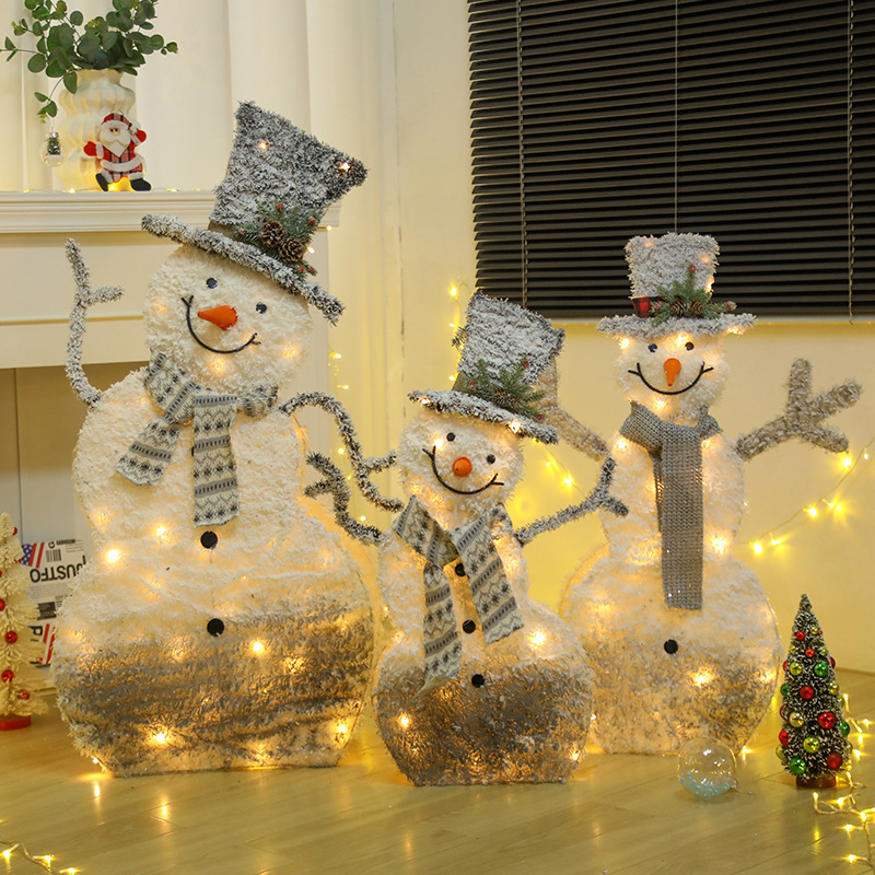 クリスマスの光る白い植毛雪だるまのショーウインドーのデパートのホテルの装飾品のシーンは祝日の美しい陳の置物を配置します。|undefined