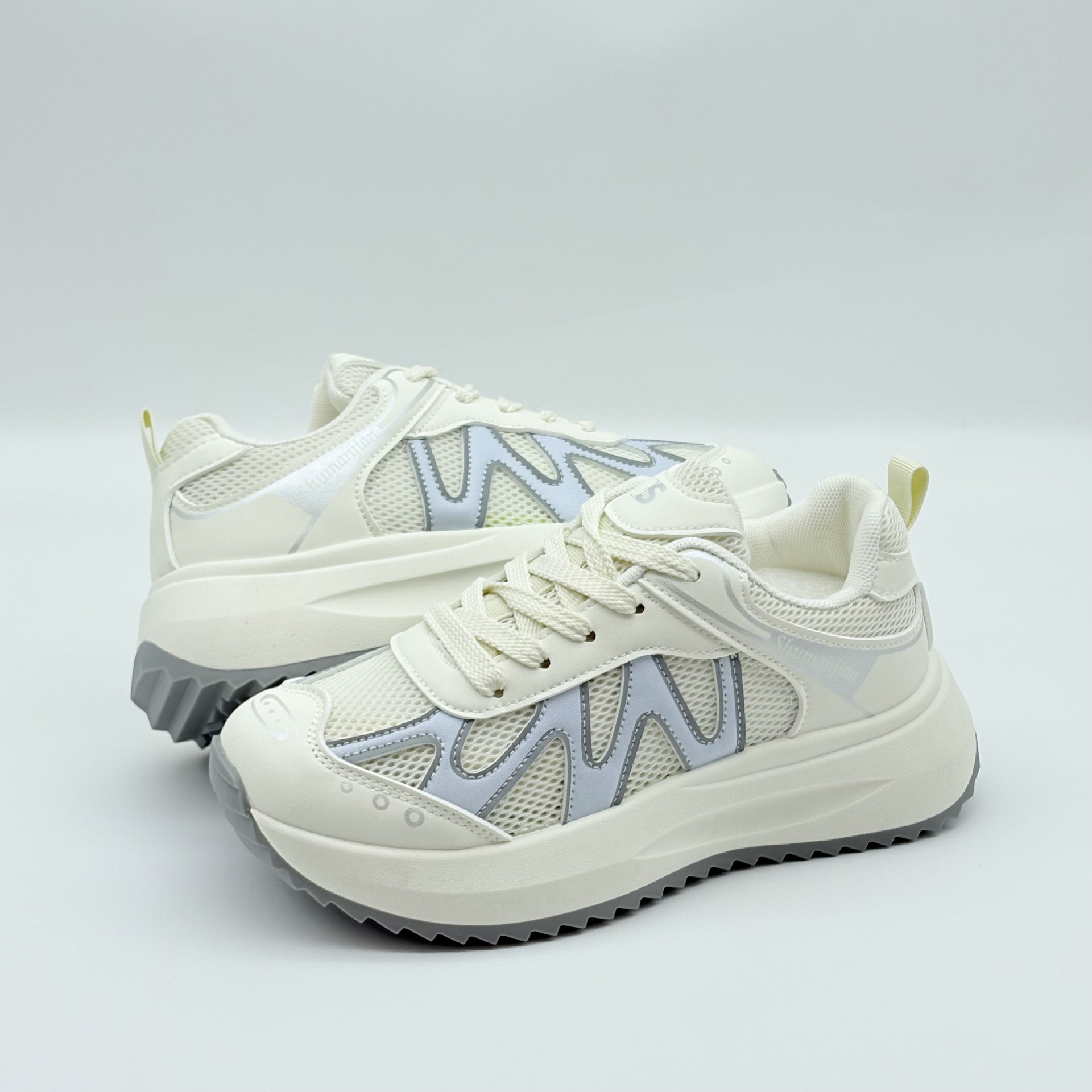 Zapatos de entrenamiento transpirables de malla gruesa para mujeres 2026 nuevos zapatos de montaña casuales super caliente primavera-verano zapatos deportivos turísticos