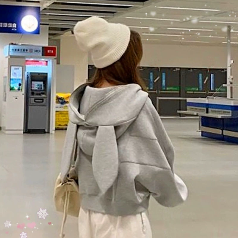 Весна 2025, супер популярная короткая серая толстовка для маленьких людей, тонкий милый и милый топ с капюшоном и кроличьими ушками