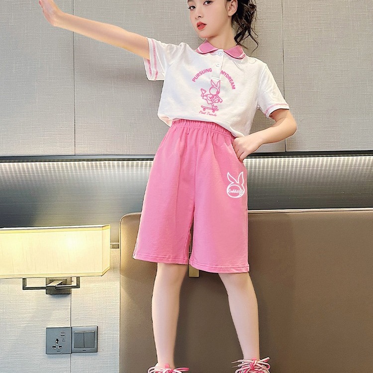 Traje de verano para niñas 2024 Nueva Camiseta de manga corta de dibujos animados de celebridades en línea pantalones cortos sueltos casuales conjunto de dos piezas