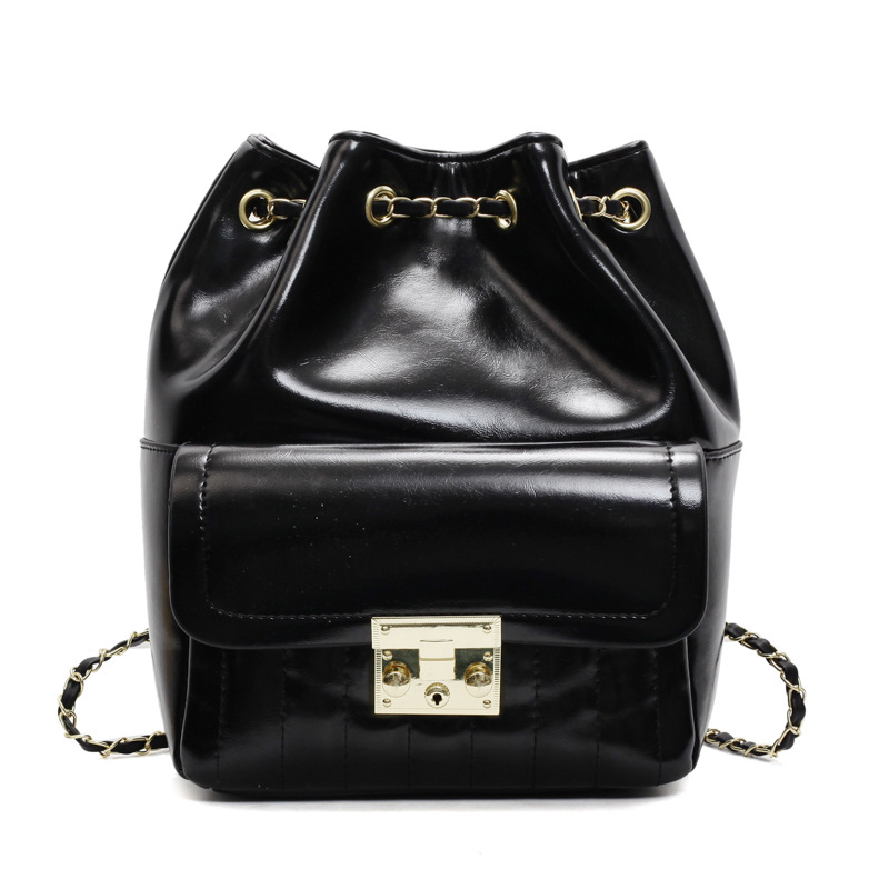 Nicho de tendencia diseño de bolsas de cubo de abrazadera versátil2025 nuevo bolso de mujer de alta calidad cadena para salir mochila de viaje