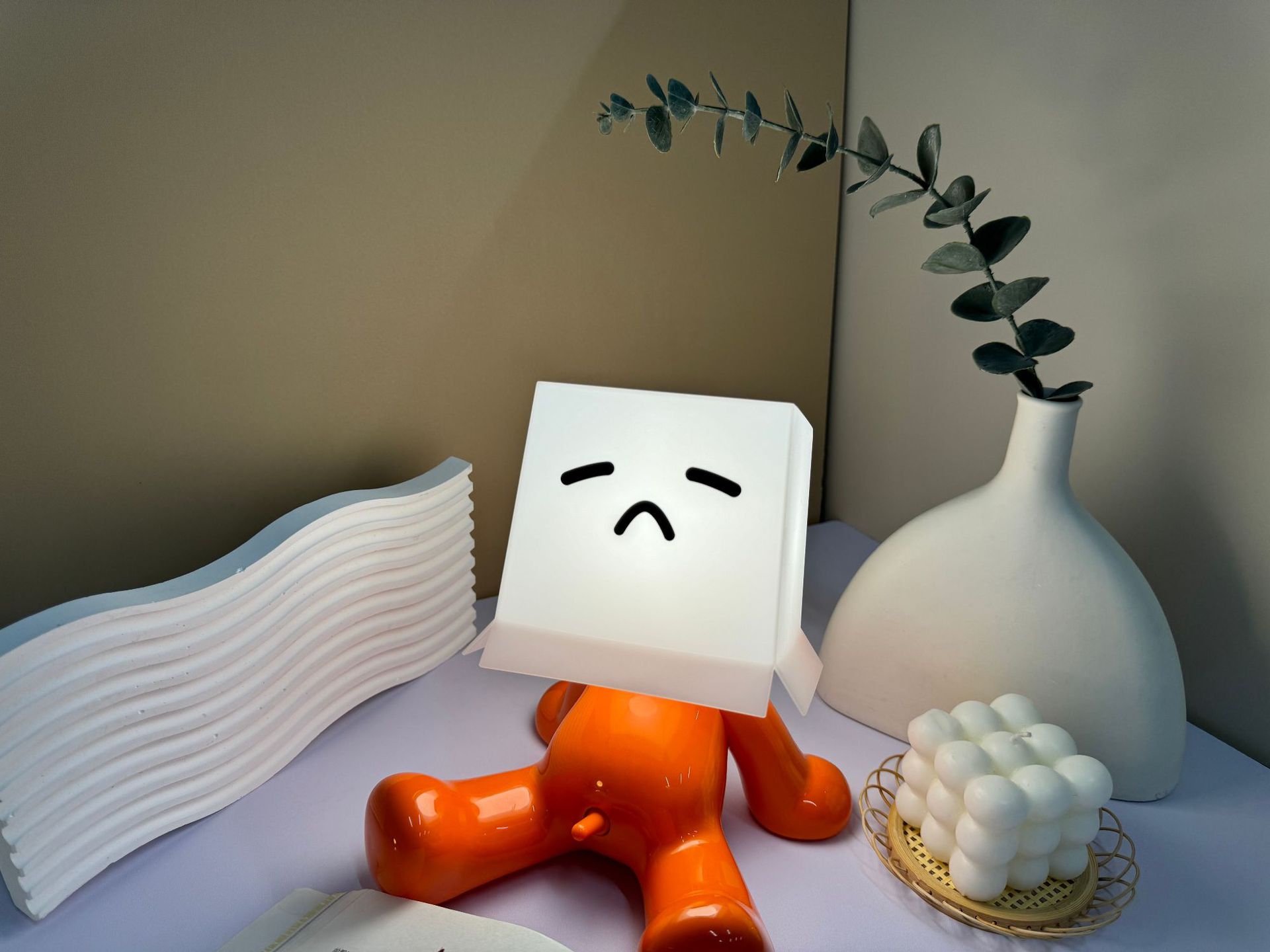 Sentado tímido niño lámpara de escritorio cara cuadrada tímida lámpara de noche regalo de carga creativa divertida lámpara de cabezal de cama divertida
