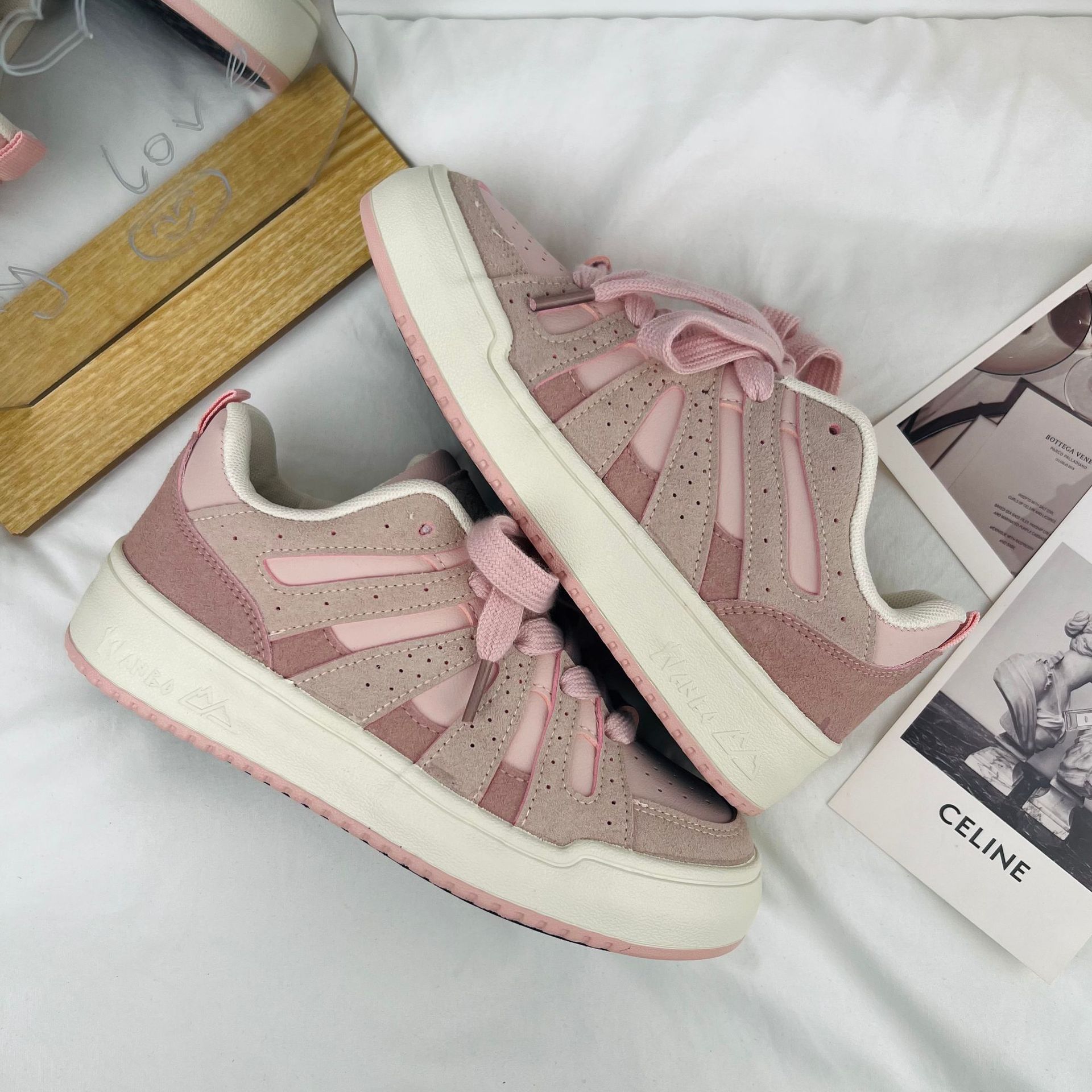 Estilo coreano estudiante versátil zapatillas de deporte de las mujeres nuevo bajo-top deportes zapatos de lona casuales zapatos de mujer estilo de Hong Kong transpirable zapatos de moda plana