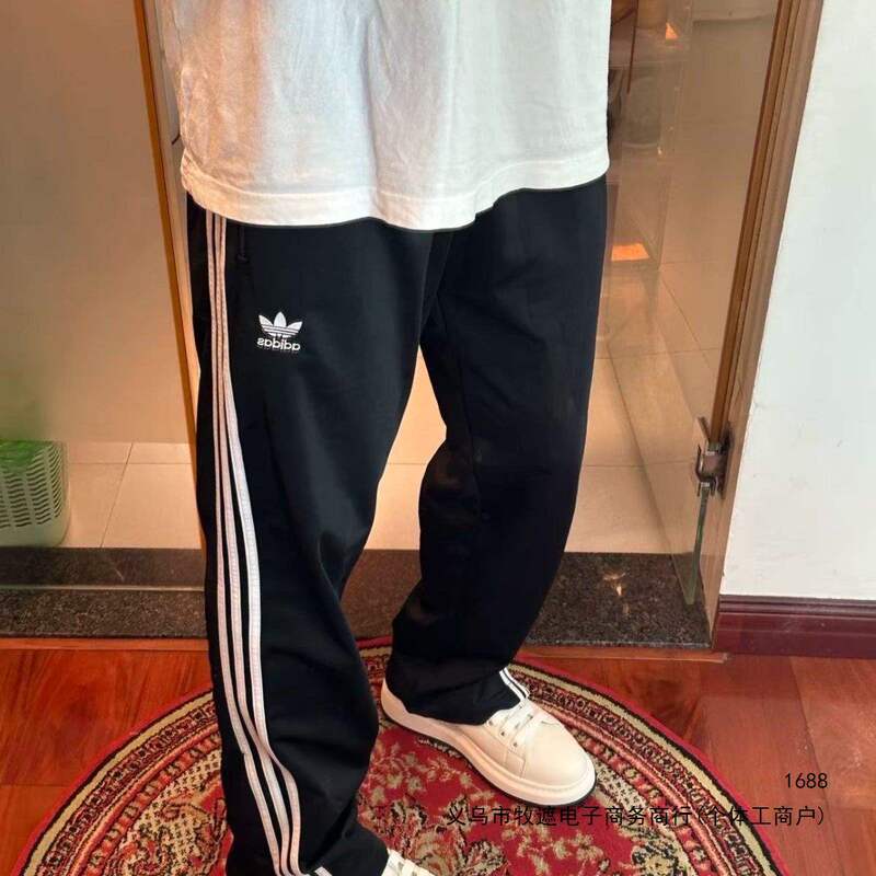 Classic embroidered side-zipper, versatile three-stripe athletic pants for men, comfortable and breathable, straight-leg casual long pants Classic embroidered side-zipper, versatile three-stripe athletic pants for men, comfortable and breathable, straight-leg casual long pants