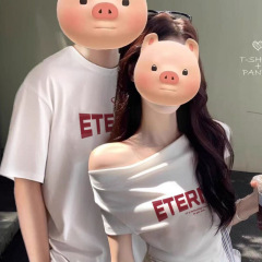 超格好良いカップル服、肩が斜めの2025夏ホットガールオフショルダーウェア、女性用の多用途デザインTシャツ半袖