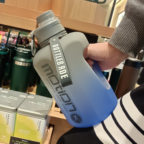 Amazon 2200ml Large Capacity Sports Water Bottle PC Material Viral Fitness Tumbler High Temperature Resistant