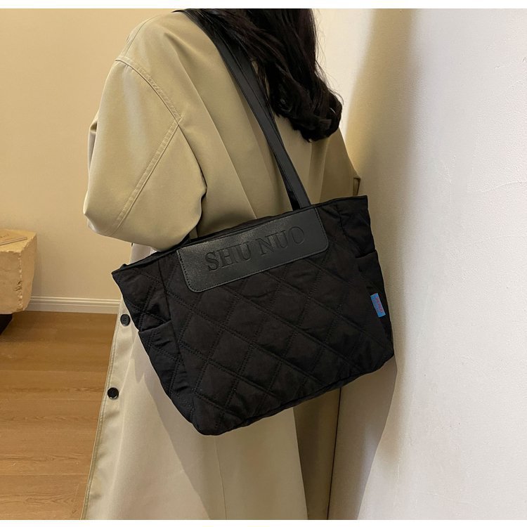 Bolso de moda de gran capacidad 2024 nuevo bolso de todo fósforo bolso de algodón otoño e invierno bolso de mano de un solo hombro