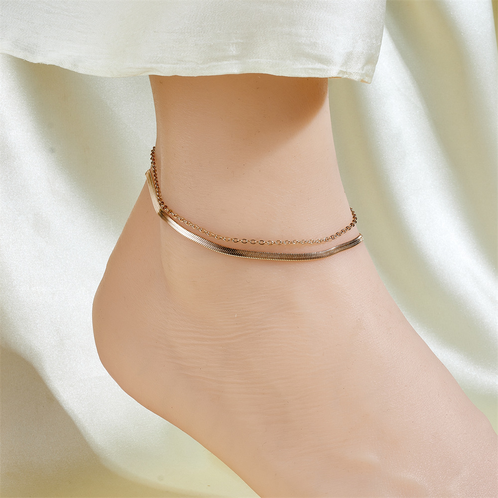 Cientos de tobilleras, tobilleras de lujo simples y ligeras, sentido femenino, accesorios de celebridades de Internet, temperamento de moda dorado de 18 quilates, cadena de pie de acero de titanio sexy