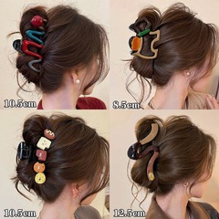 2025 フレンチシンプルなコントラストカラーの大きな波状ヘアアクセサリーデザイン新しいパールクリップ大きな後頭部サメヘアクリップ