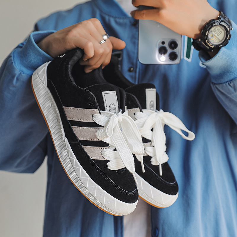 Zapatos zapatos de pan de tiburón original puro para hombre 2025 primavera nueva tendencia zapatos de skate casuales deportivos para jóvenes de todo fósforo