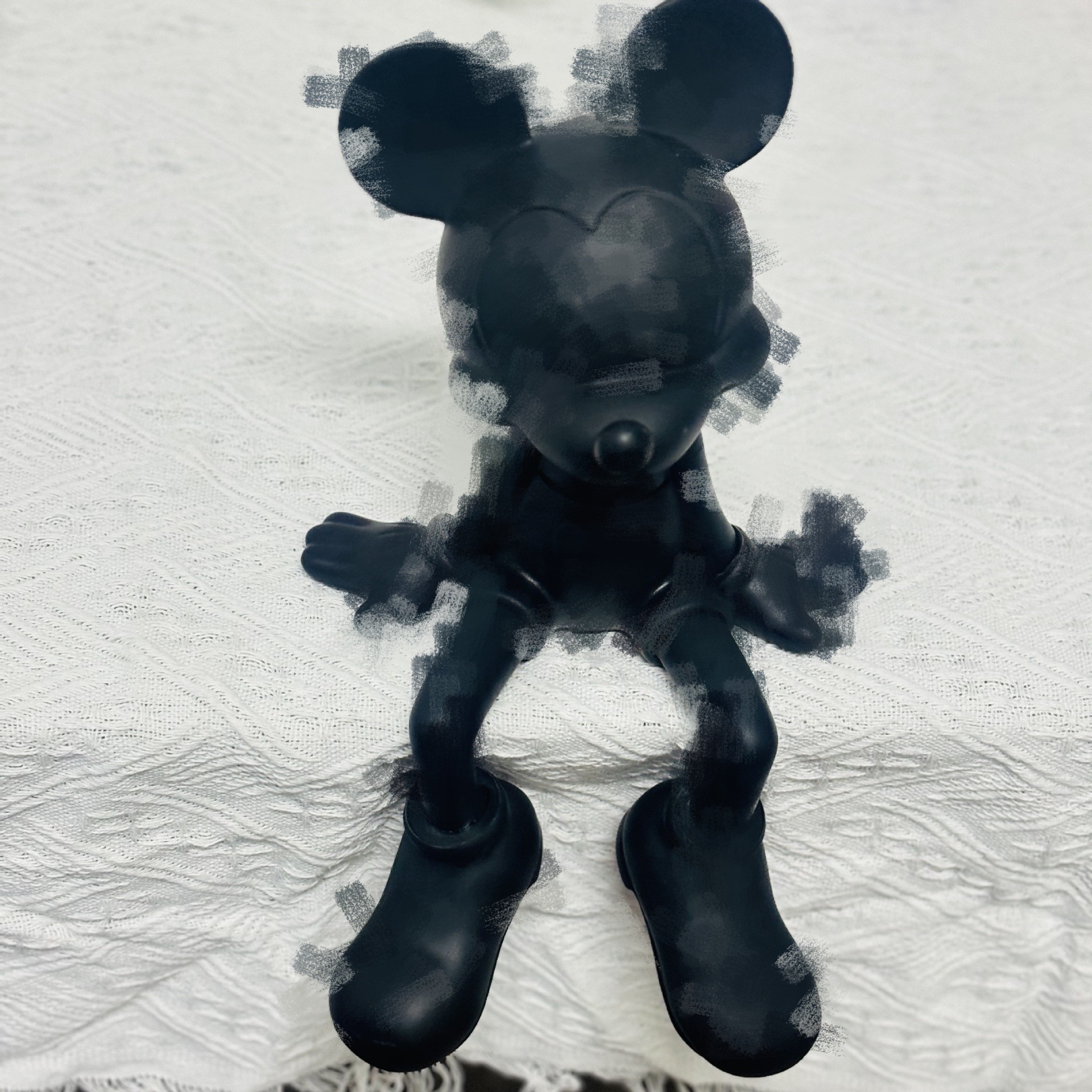 앉아있는 미키 블랙 [스프레이 페인팅 버전]