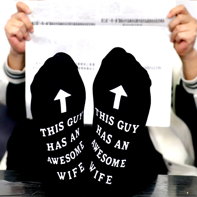 En stock calcetines de moda creativa europeos y americanos transfronterizos populares de algodón a media pierna calcetines pie carta antideslizante dispensación calcetines de piso