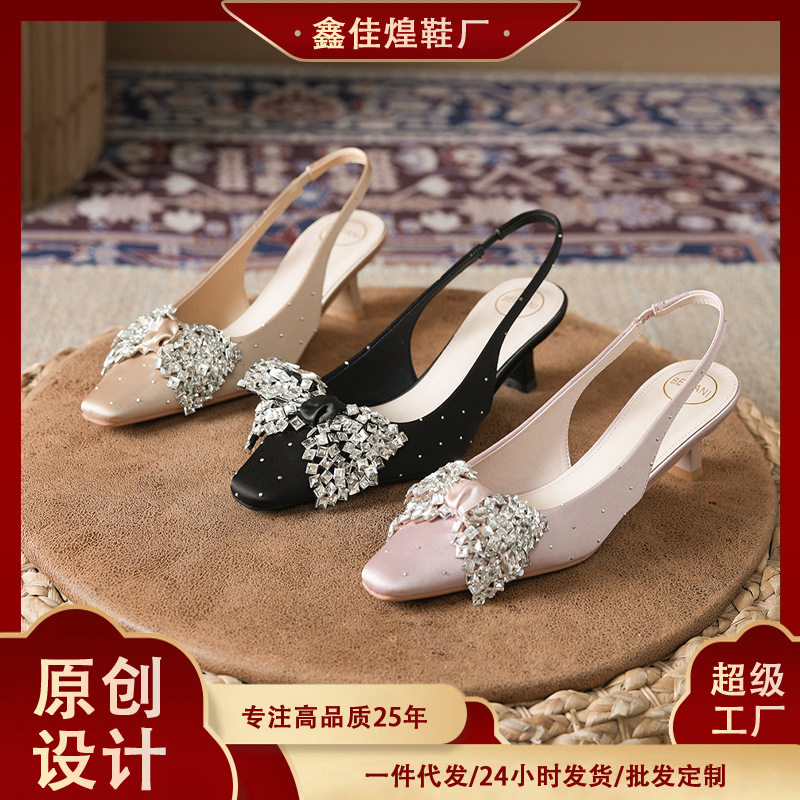 Sandal nữ bít mũi hở gót gót vuông đính đá thắt nơ, quai co giãn — Màu be, Màu hồng nhạt, màu đen