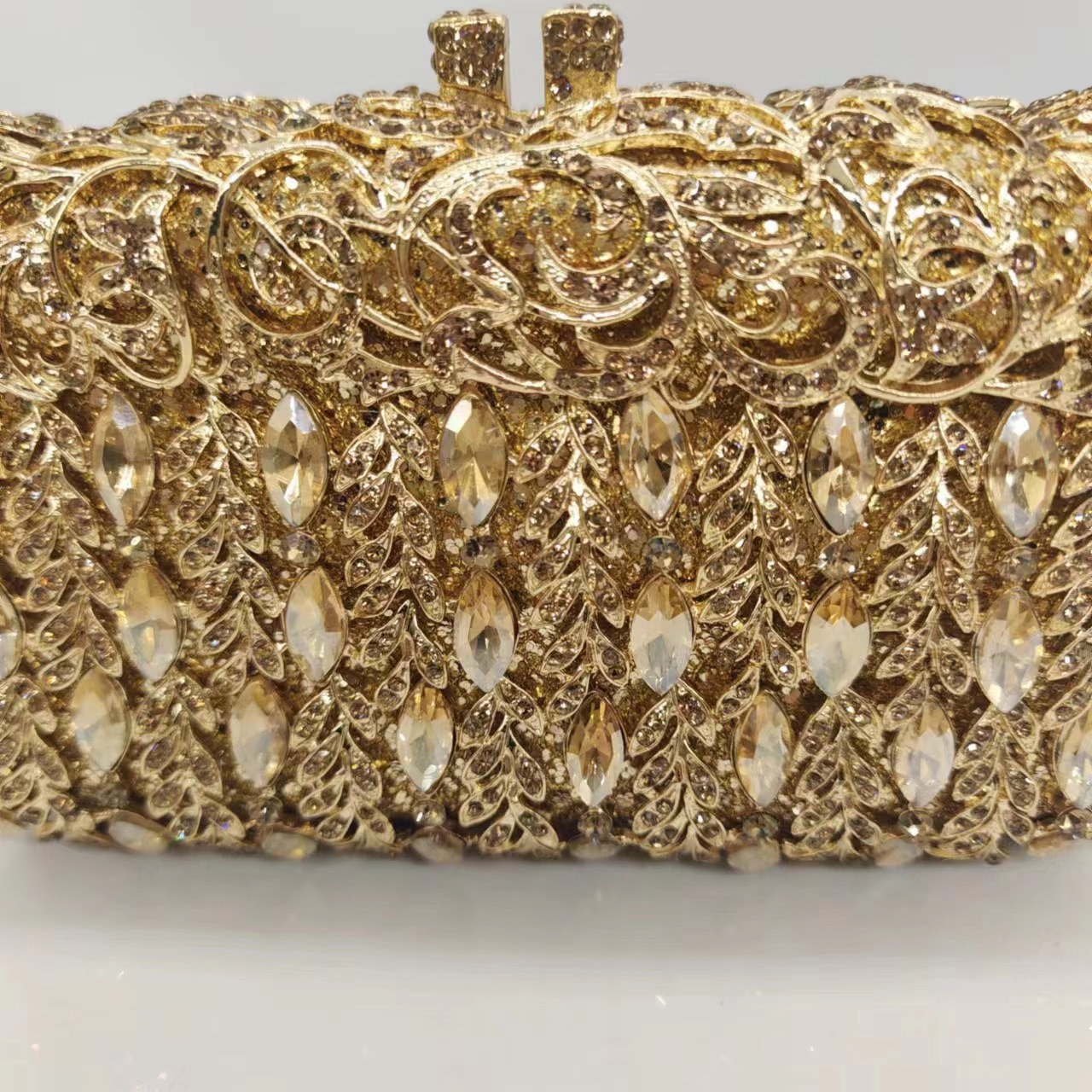 Nuevo bolso de aleación de lujo de mujer de moda europea y americana cadena de banquete bolso de axila ligero lujoso oro plata duro Daiwei