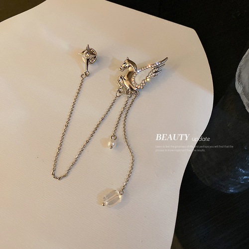 Diamond Pegasus four-pointed star tassel brooch Korean ins cold style metallic pin temperament clothing accessories