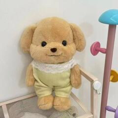 漫画の犬のぬいぐるみのおもちゃのかわいい貴賓の犬の赤ちゃんの子供の家族の子犬は女の子の誕生日のプレゼントを送ります。