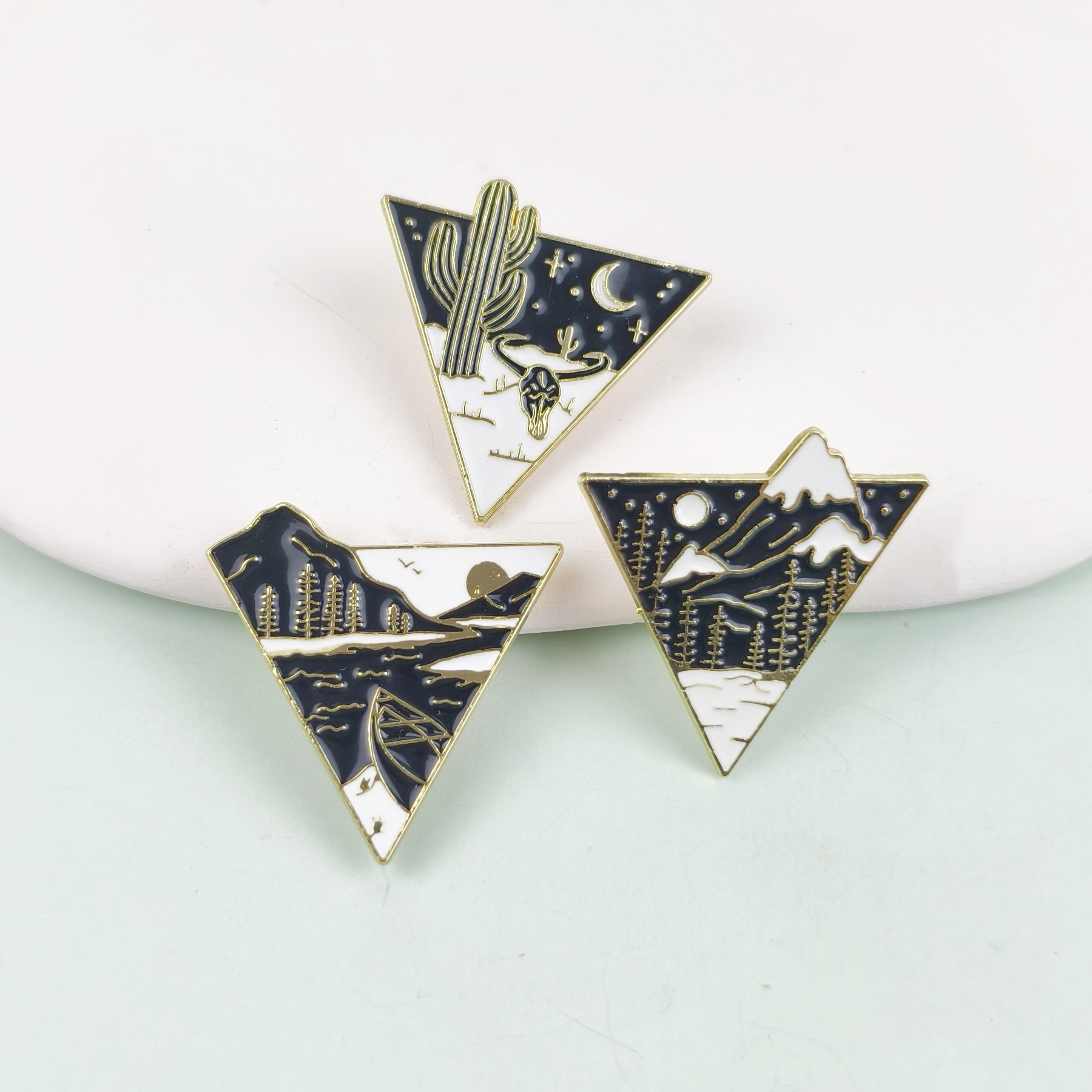 Creativo Xingyue Mountain River Plant Broche Triángulo Geometría Aleación Pin decorativo Medalla Accesorios de vestir Punto transfronterizo