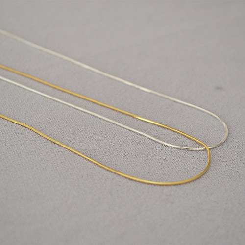Korean-style eight-cut fine and minimalist subtle shimmering gold wire short snake chain lockets and necklaces