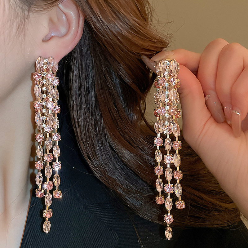 Agujas de plata transfronterizas flores de zircón aretes de bordillo estilo de moda pernos de auriculares lujosos de alto nivel de diseño de auriculares nicho