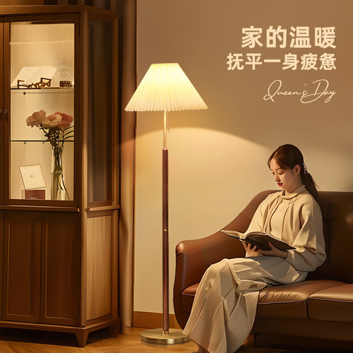 Mid-century modern pleated floor lamp, high-end sofa side lamp, bedroom ambiance with Nordic decoration, stylish table lamp