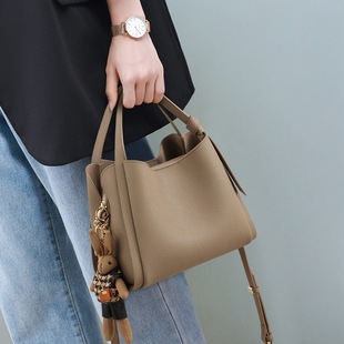 Bucket Bag 2025 New Genuine Leather Women's Bag Large Capacity Satchel Shoulder Crossbody Bag 2025 Commuter Bag Luggage