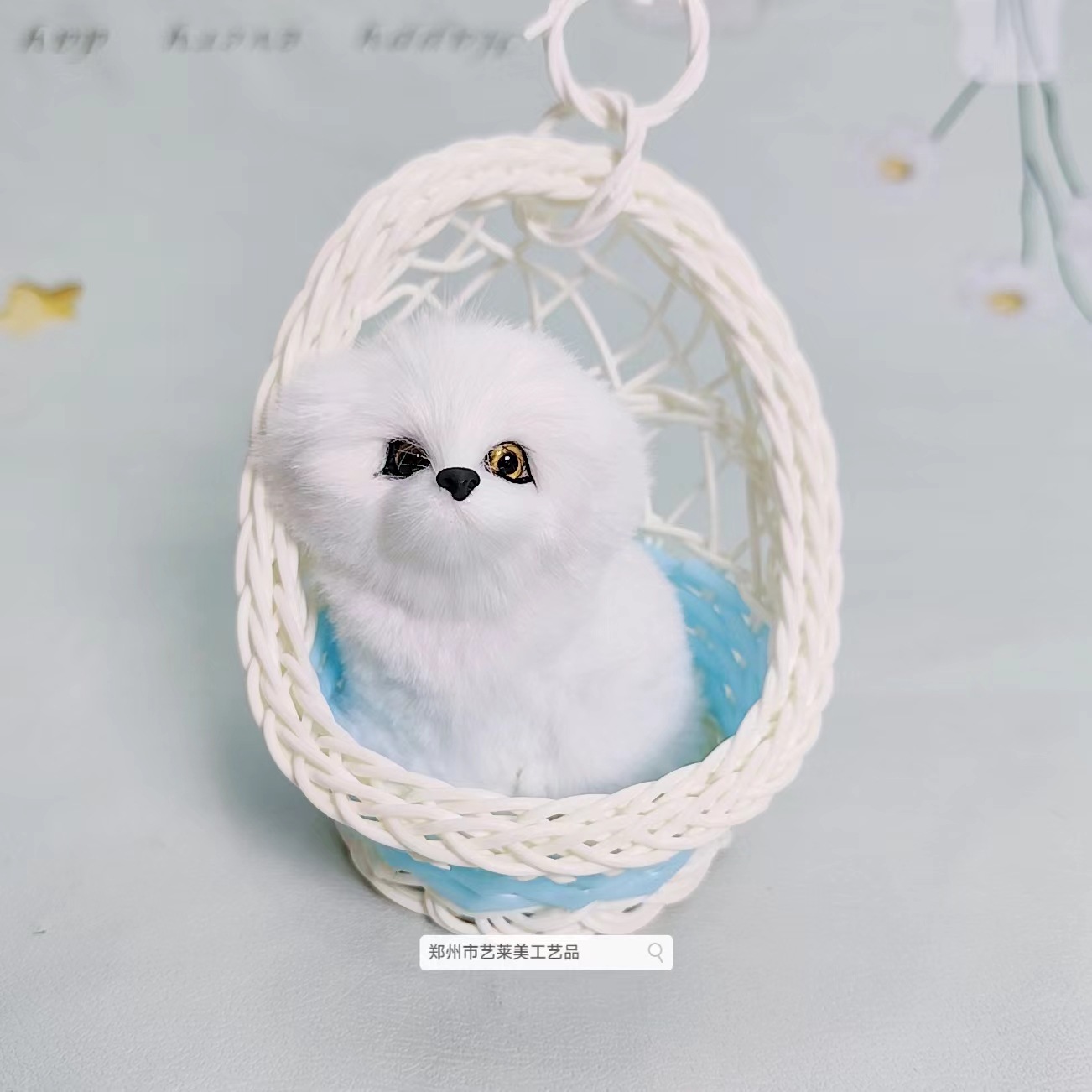 파란색 교수형 바구니 개가 짖는다