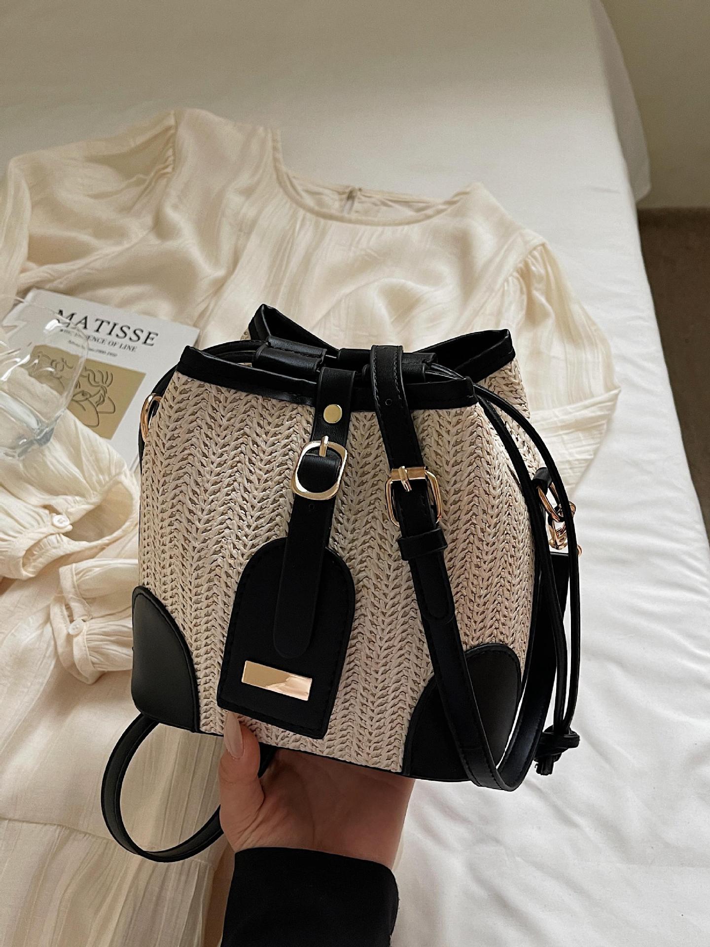 Bolso tejido femenino 2025 verano nuevo estilo juego junto al mar bolso de cubo de viaje tendencia bolsa de paja de mensajero de todo fósforo de nicho