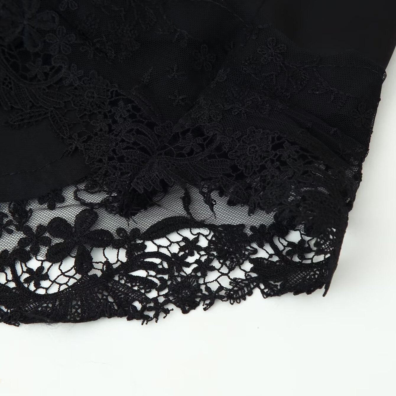 GraceChic Collection Automne 2025 Nouvelle Mode Européenne et Américaine Ensemble de Lingerie Femme en Satin de Soie Texturé Haut et Short_voghion.com